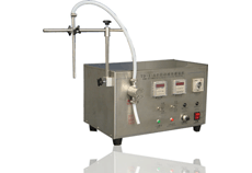 <b>高精度磁力泵液體灌裝機</b>